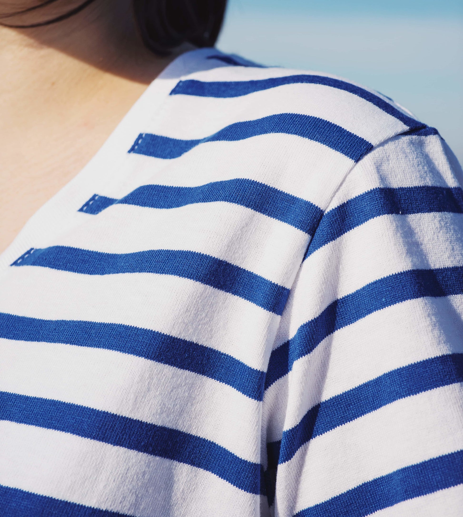 Two-tone striped v-neck t-shirt